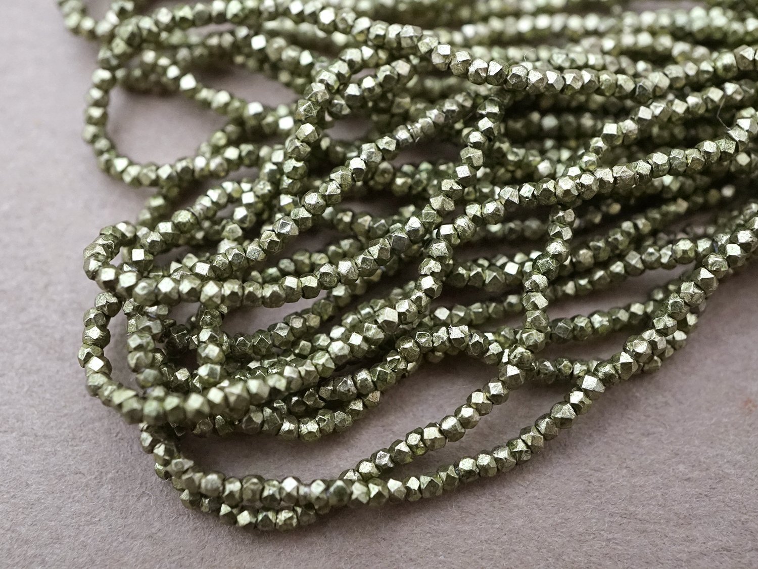 画像9: アンティーク 極小 カット入り メタルビーズ 枯れ草色 キャビアビーズ P5 メタル製 ビーズ (9)