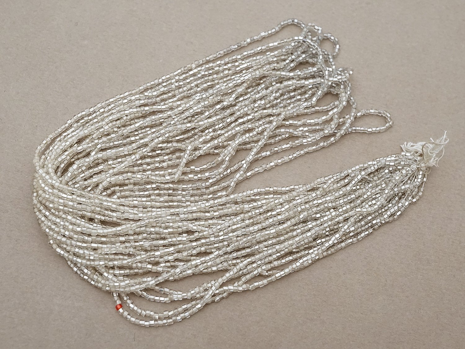 画像2: アンティーク カット入り クリア＆シルバー シードビーズ ガラスビーズ 31〜34g 1cm=6粒 (2)