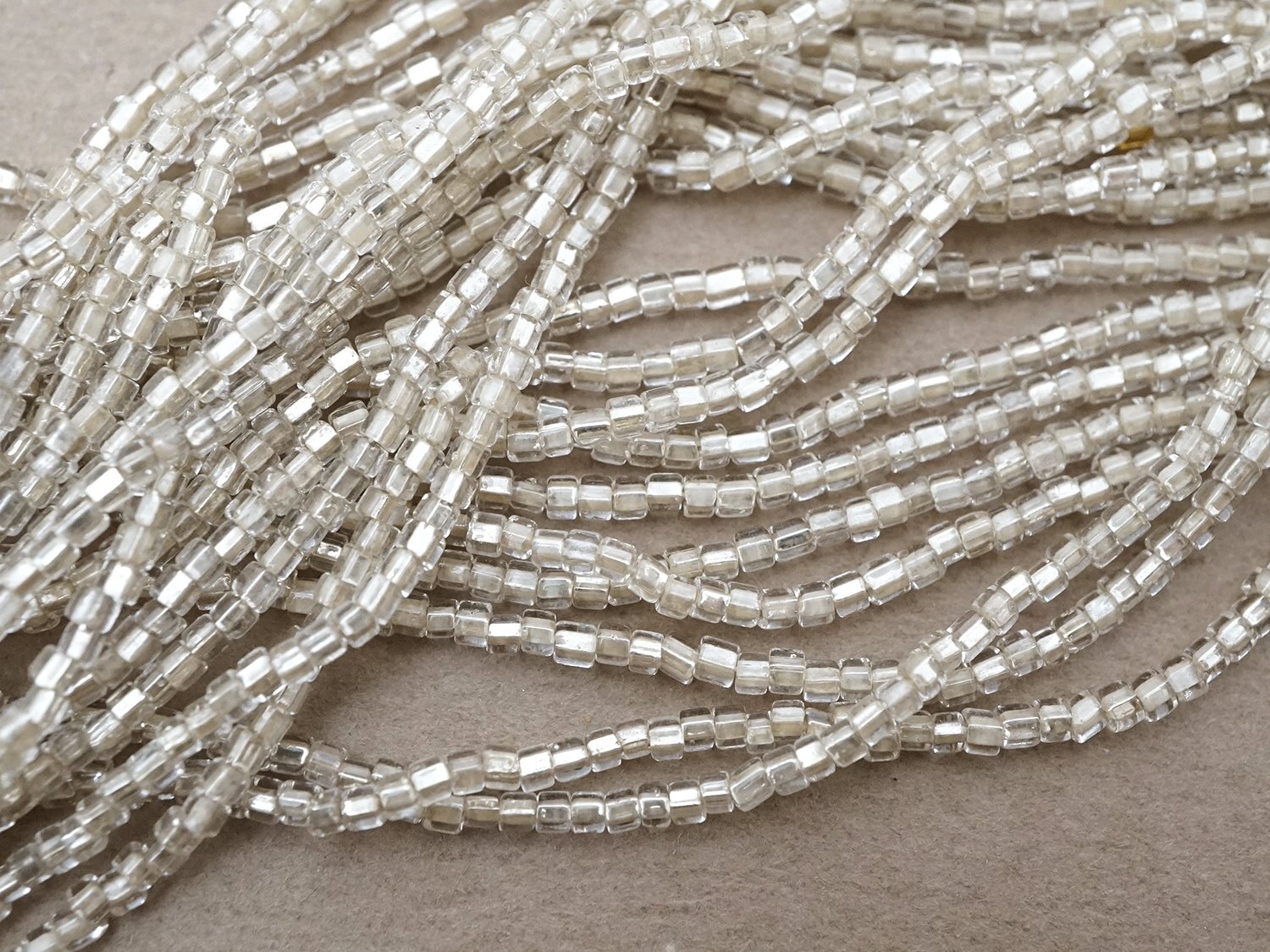 画像3: アンティーク カット入り クリア＆シルバー シードビーズ ガラスビーズ 31〜34g 1cm=6粒 (3)