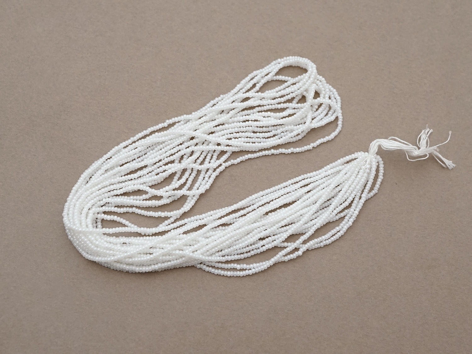 画像3: アンティーク 極小 パールホワイトのシードビーズ 1cm=9粒 20〜25g (3)