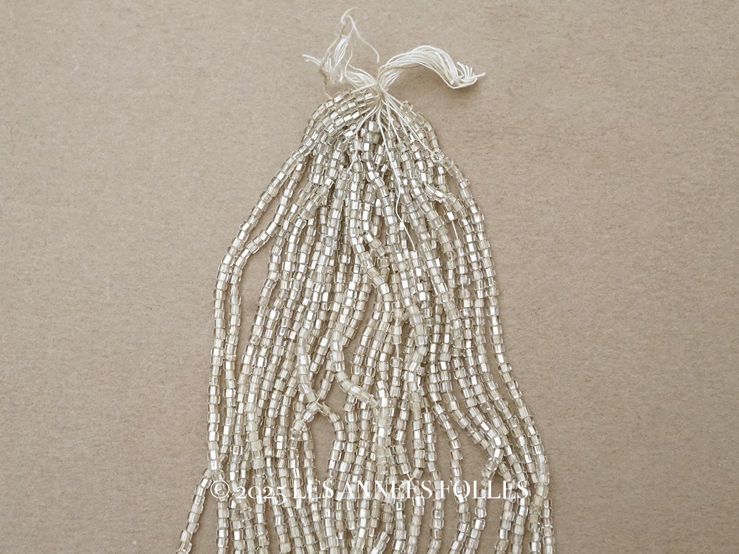 画像1: アンティーク カット入り クリア＆シルバー シードビーズ ガラスビーズ 31〜34g 1cm=6粒 (1)