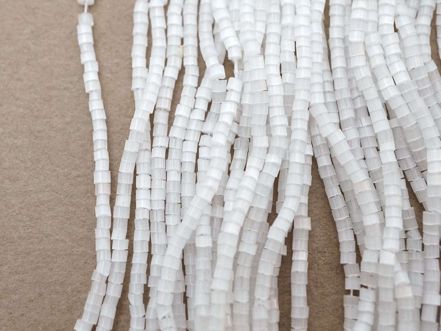 画像3: アンティーク ガラス製 サティネビーズ オフホワイト 1cm=9粒 21〜29g (3)