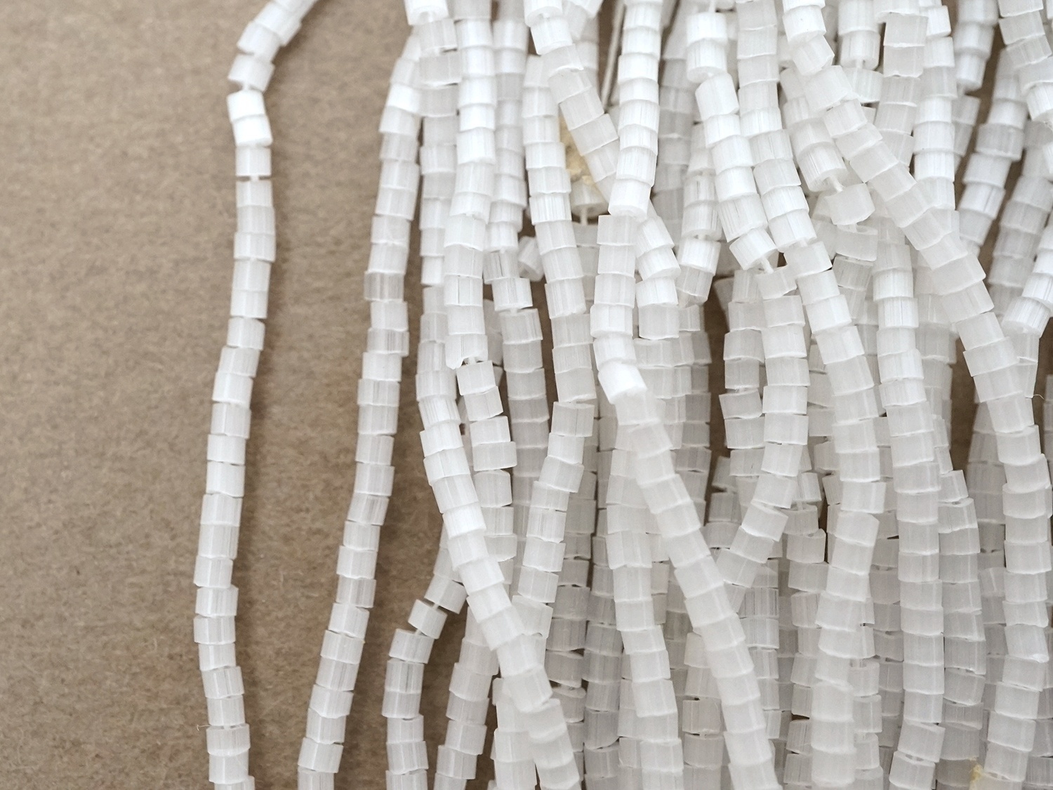 画像4: アンティーク ガラス製 サティネビーズ オフホワイト 1cm=9粒 21〜29g (4)