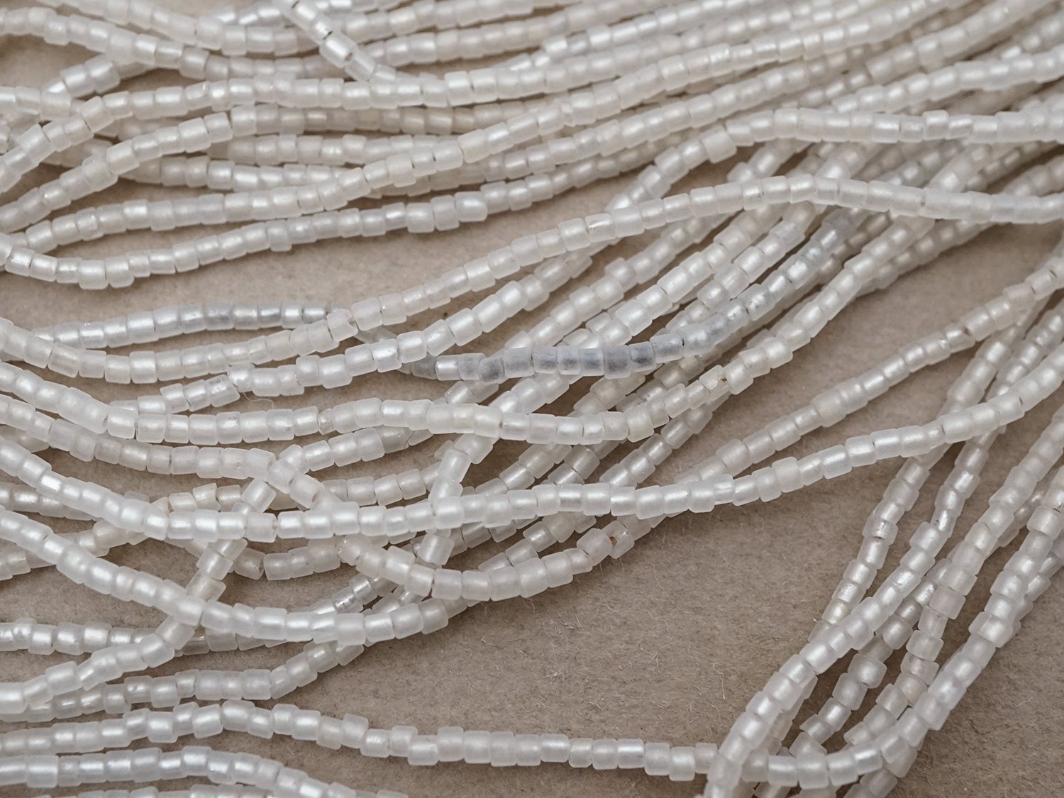 画像4: アンティーク シードビーズ 半透明＆シルバー ガラス製 1cm=7粒 26g (4)