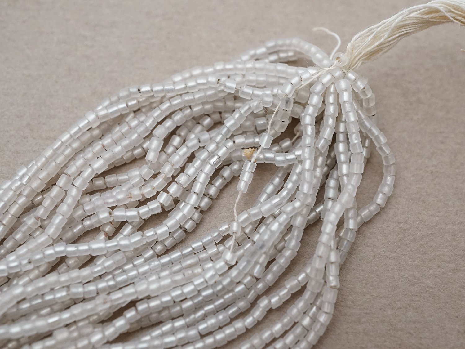 画像3: アンティーク シードビーズ 半透明＆シルバー ガラス製 1cm=7粒 26g (3)