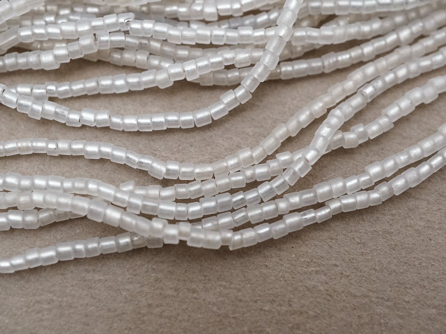 画像5: アンティーク シードビーズ 半透明＆シルバー ガラス製 1cm=7粒 26g (5)