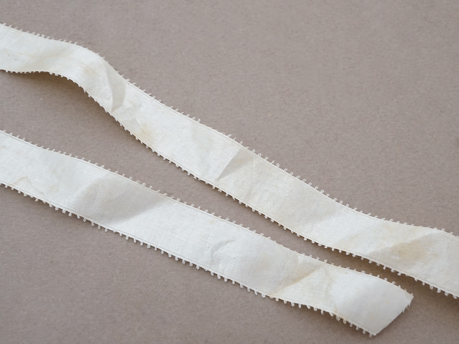 画像8: アンティーク バテム用 ボネ グレイッシュピンクのシルクサテンリボン＆レース ベビー用ボネ (8)