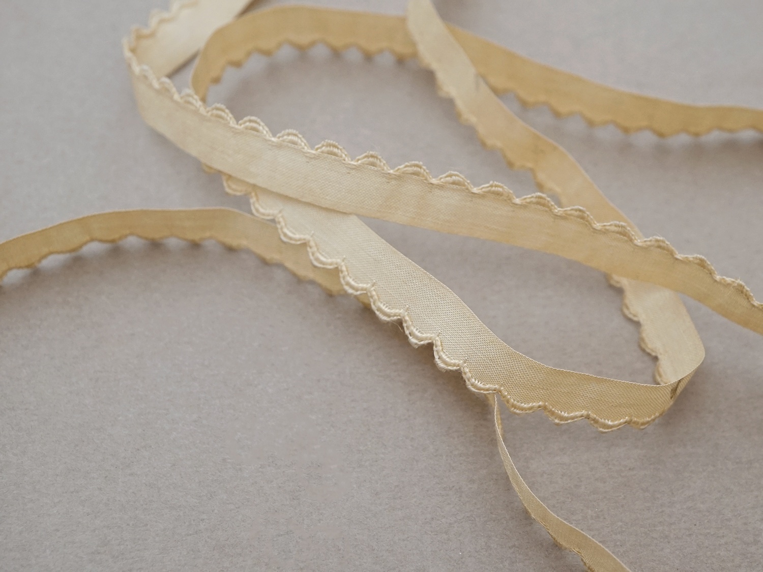 画像5: アンティーク スカラップトリム 刺繍入り ライトベージュ 1.7m 1cm幅  (5)