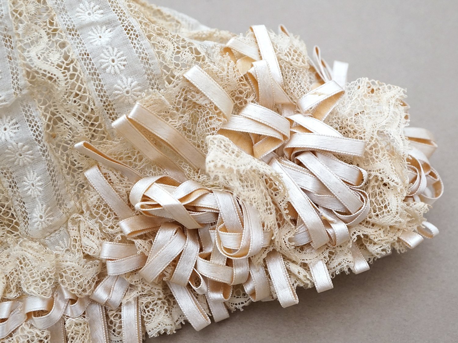 画像3: アンティーク バテム用 ボネ グレイッシュピンクのシルクサテンリボン＆レース ベビー用ボネ (3)