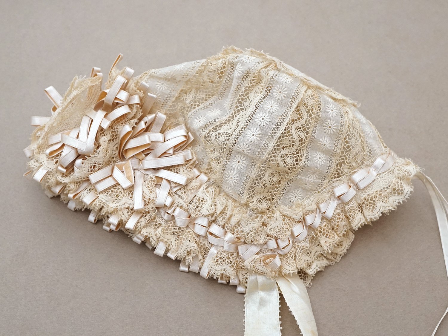 画像4: アンティーク バテム用 ボネ グレイッシュピンクのシルクサテンリボン＆レース ベビー用ボネ (4)