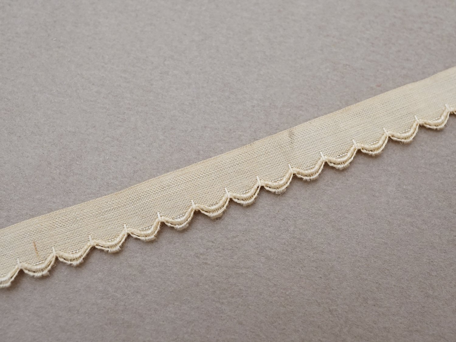 画像9: アンティーク スカラップトリム 刺繍入り ライトベージュ 1.7m 1cm幅  (9)