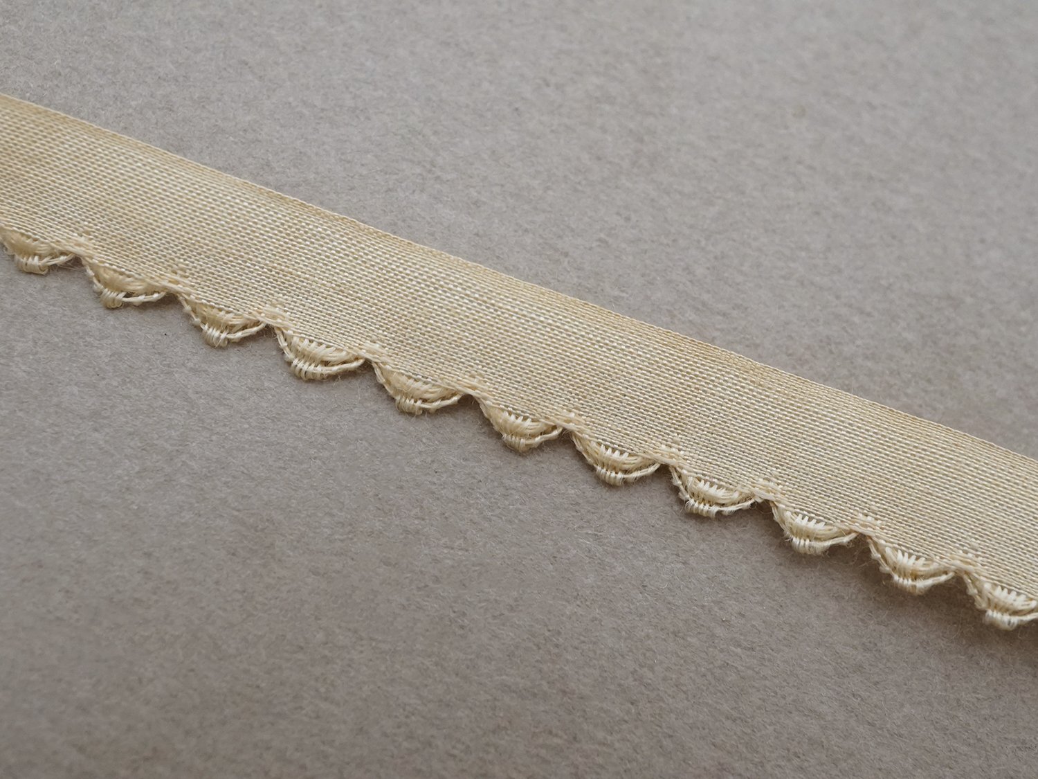 画像4: アンティーク スカラップトリム 刺繍入り ライトベージュ 1.7m 1cm幅  (4)