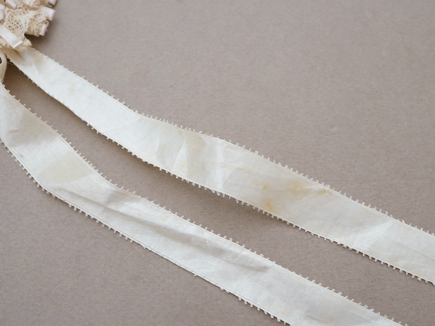 画像7: アンティーク バテム用 ボネ グレイッシュピンクのシルクサテンリボン＆レース ベビー用ボネ (7)