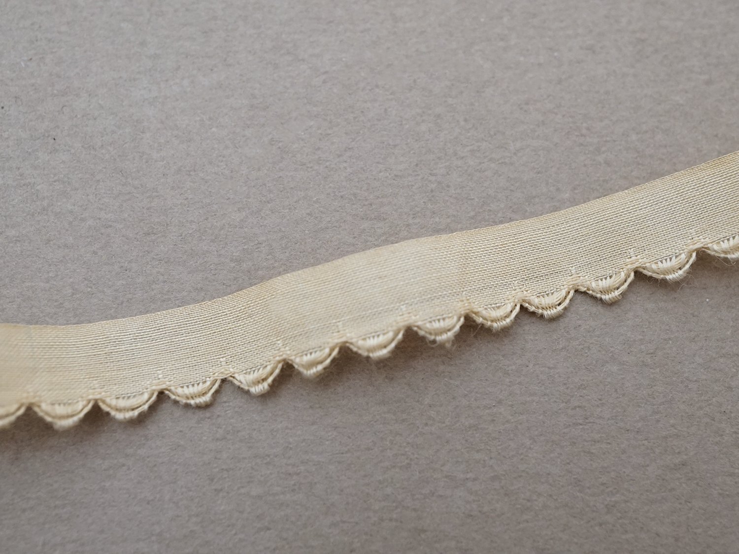 画像2: アンティーク スカラップトリム 刺繍入り ライトベージュ 1.7m 1cm幅  (2)