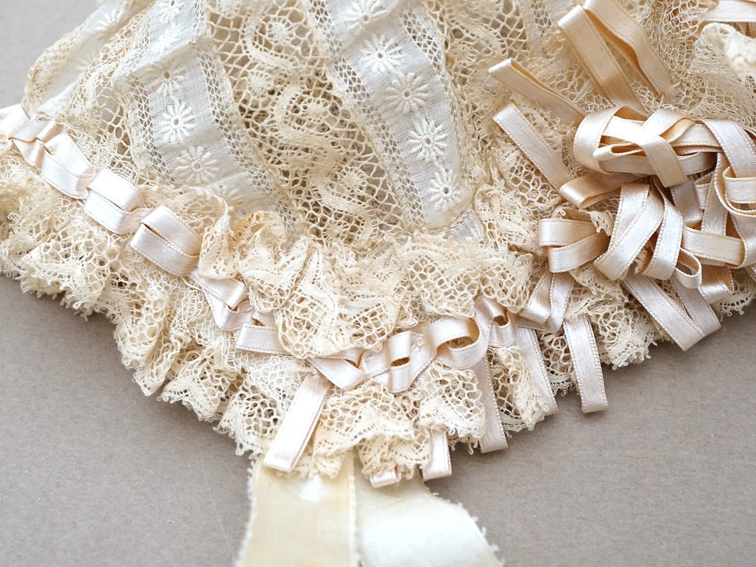 画像2: アンティーク バテム用 ボネ グレイッシュピンクのシルクサテンリボン＆レース ベビー用ボネ (2)