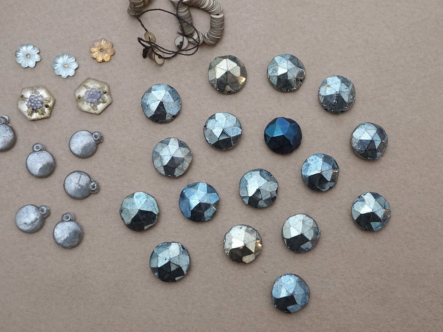 画像4: ＊蚤の市セット＊ アンティーク ビーズ＆スパンコールのセット (4)