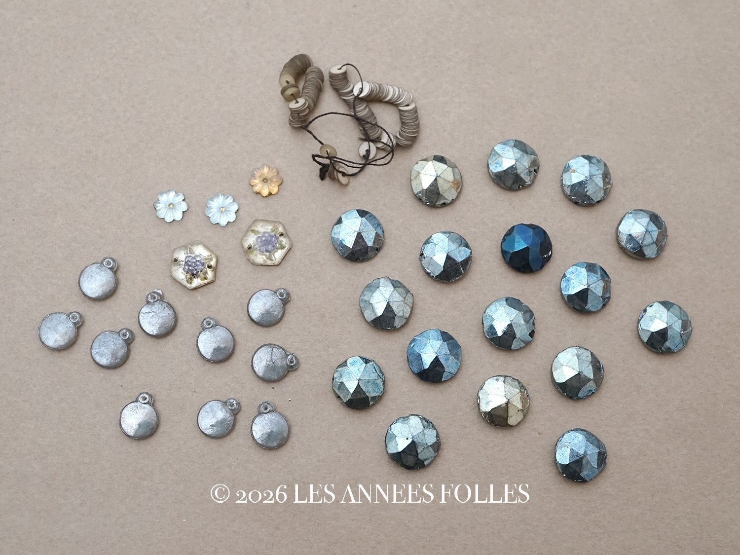 画像1: ＊蚤の市セット＊ アンティーク ビーズ＆スパンコールのセット (1)