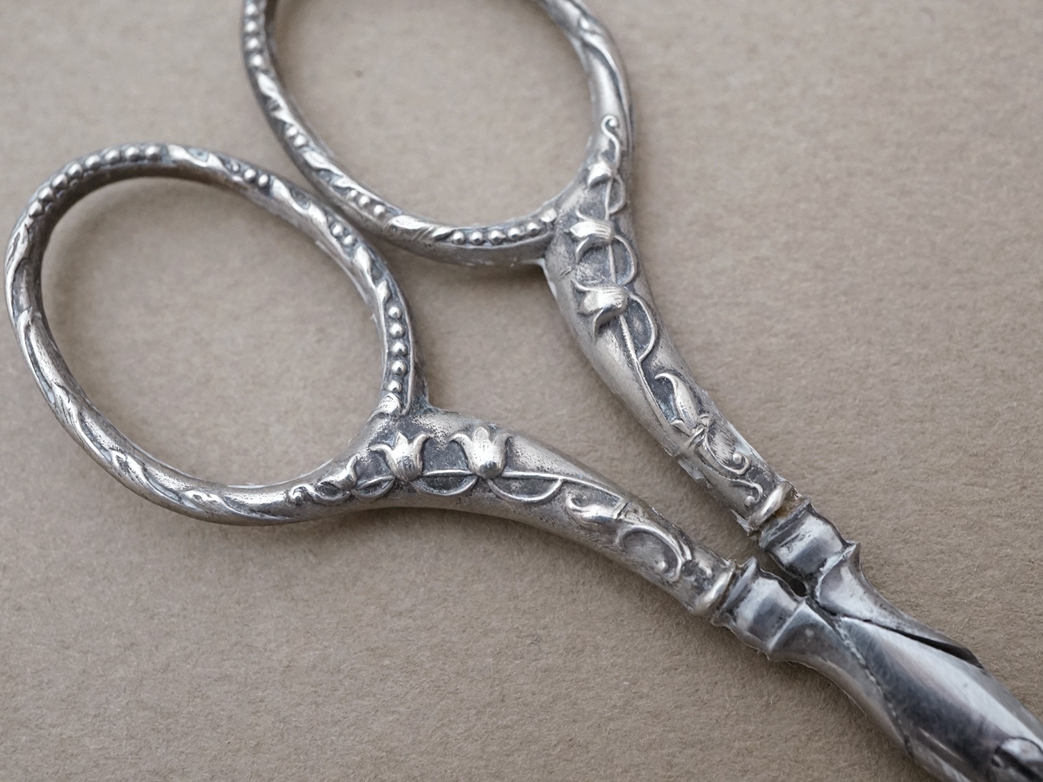 画像8: アンティーク シルバー製 鈴蘭の裁縫道具セット  (8)