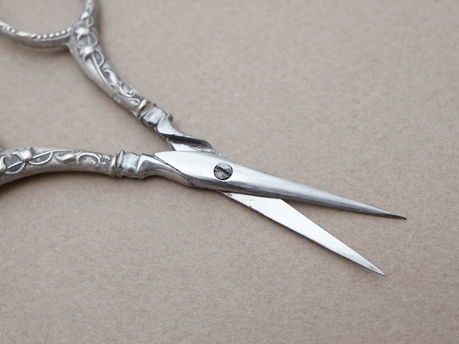 画像7: アンティーク シルバー製 鈴蘭の裁縫道具セット  (7)