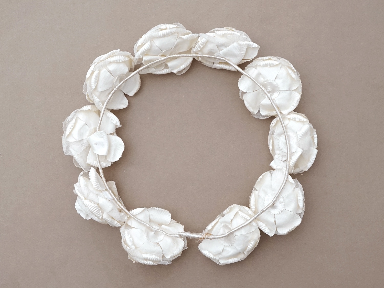 画像3: アンティーク シルクサテン 薔薇の布花のティアラ 花冠 オフホワイト (3)