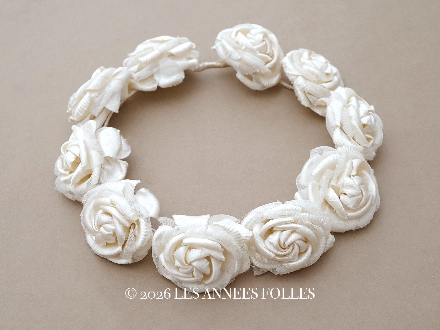 画像1: アンティーク シルクサテン 薔薇の布花のティアラ 花冠 オフホワイト (1)