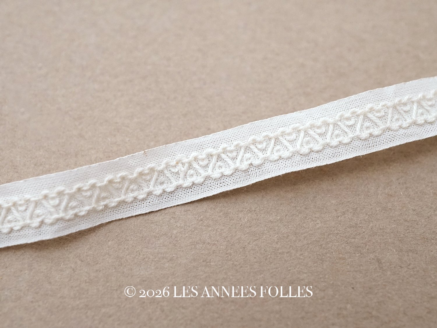 画像1: アンティーク ハートの刺繍入り トリム オフホワイト 1.43m 7mm幅 (1)