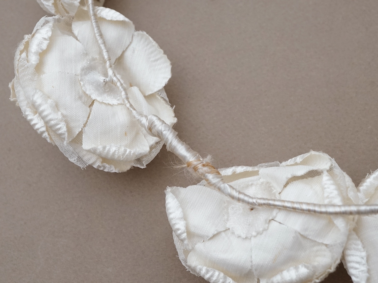 画像4: アンティーク シルクサテン 薔薇の布花のティアラ 花冠 オフホワイト (4)