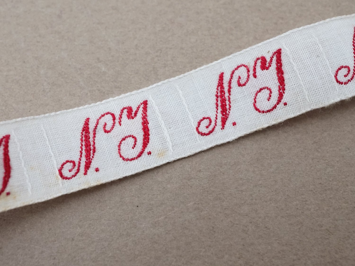 画像2: アンティーク 幅広 イニシャルテープ【NY】約3.3m ボルドー (2)