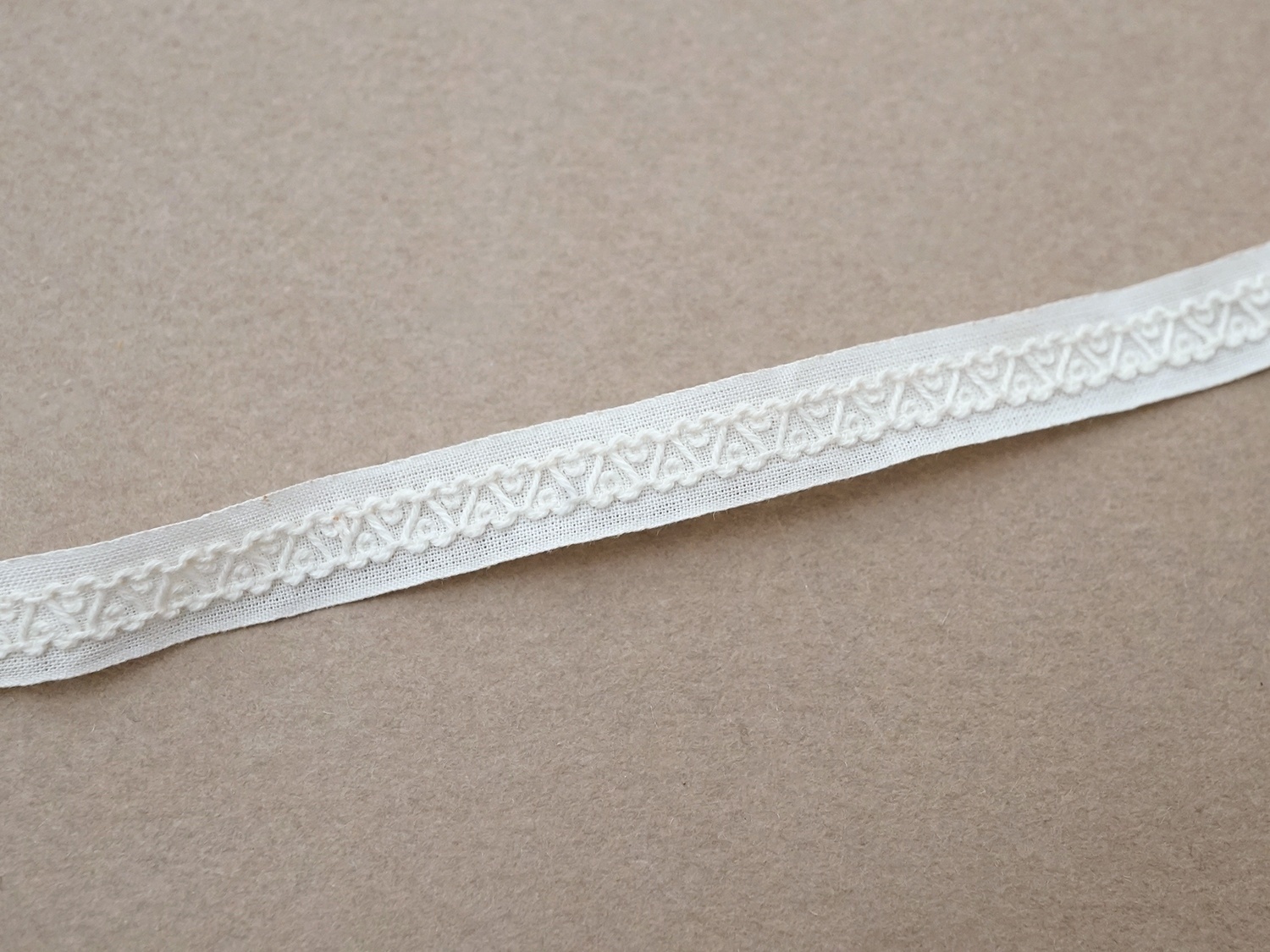 画像2: アンティーク ハートの刺繍入り トリム オフホワイト 1.43m 7mm幅 (2)