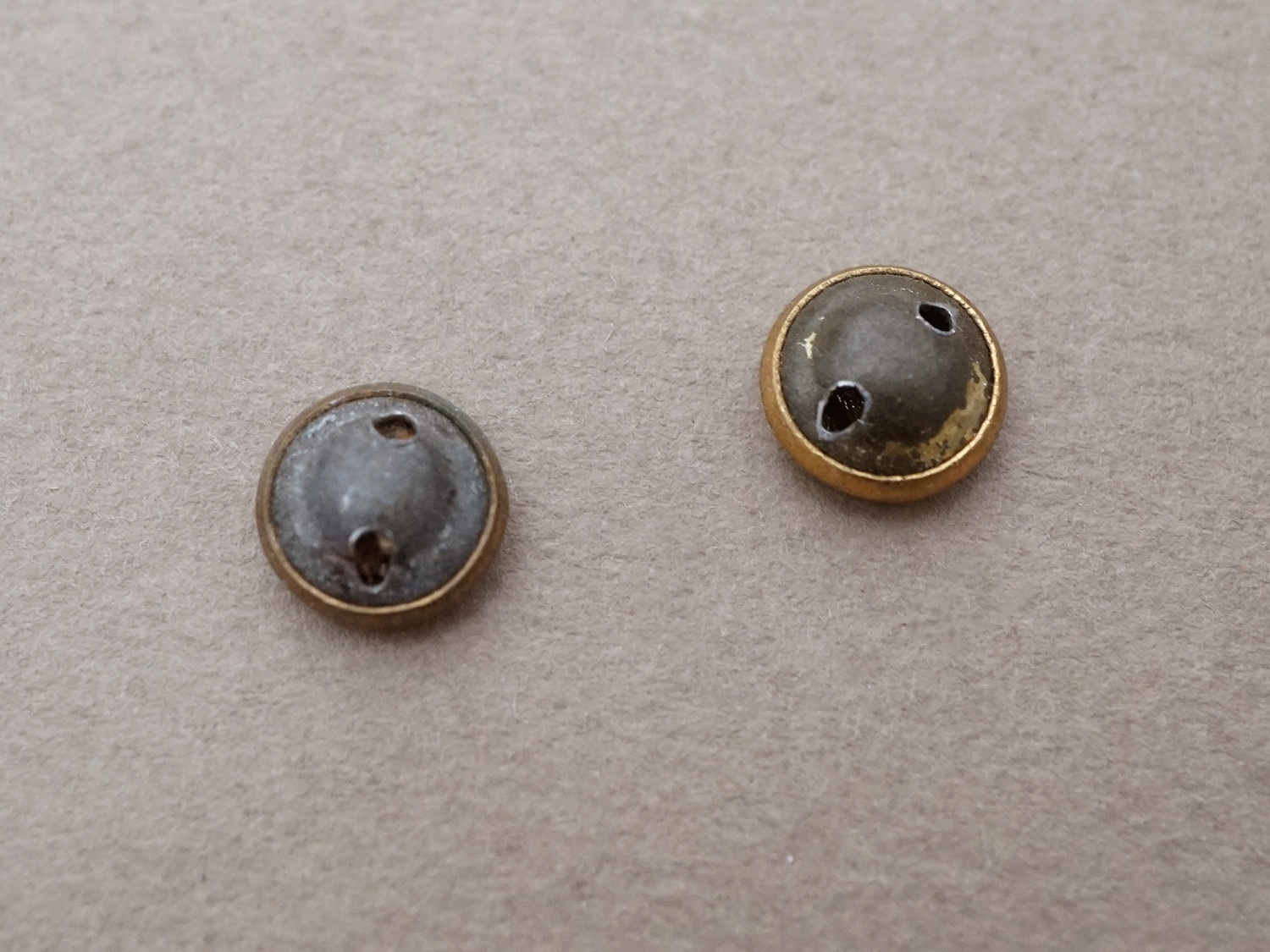 画像3: アンティーク 極小 エナメル ボタン オフホワイト＆ゴールド 8mm ドール用 ピース売り (3)