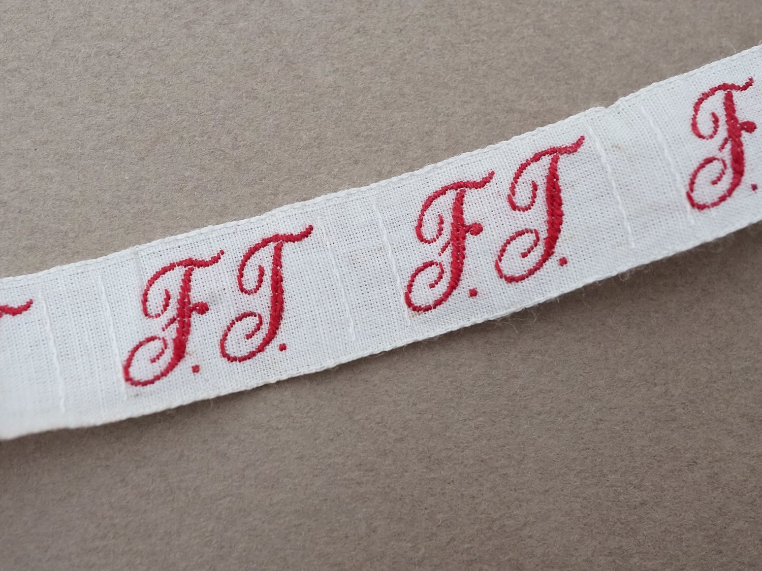 画像2: アンティーク 幅広 イニシャルテープ【FT】約3.5m ボルドー (2)