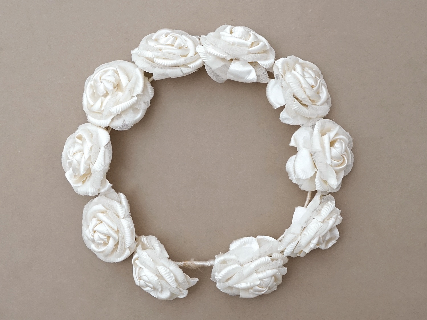 画像2: アンティーク シルクサテン 薔薇の布花のティアラ 花冠 オフホワイト (2)