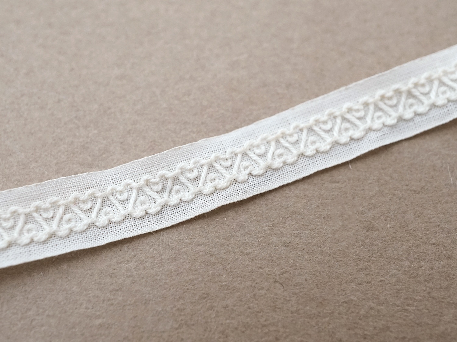 画像3: アンティーク ハートの刺繍入り トリム オフホワイト 1.43m 7mm幅 (3)