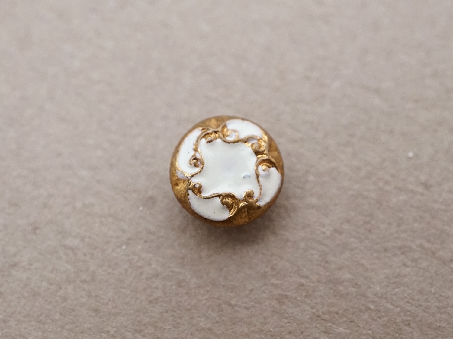 画像2: アンティーク 極小 エナメル ボタン オフホワイト＆ゴールド 8mm ドール用 ピース売り (2)