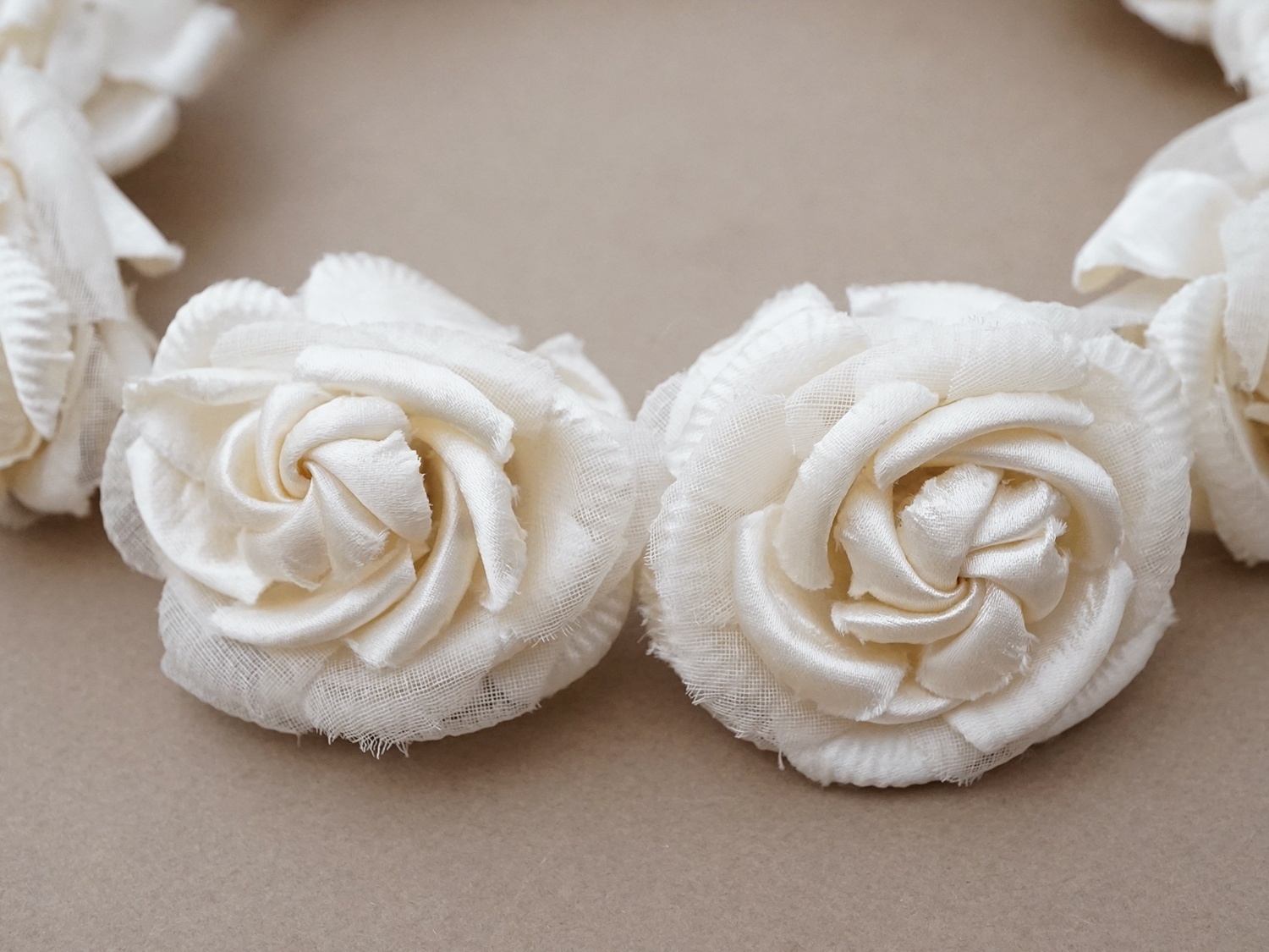 画像5: アンティーク シルクサテン 薔薇の布花のティアラ 花冠 オフホワイト (5)