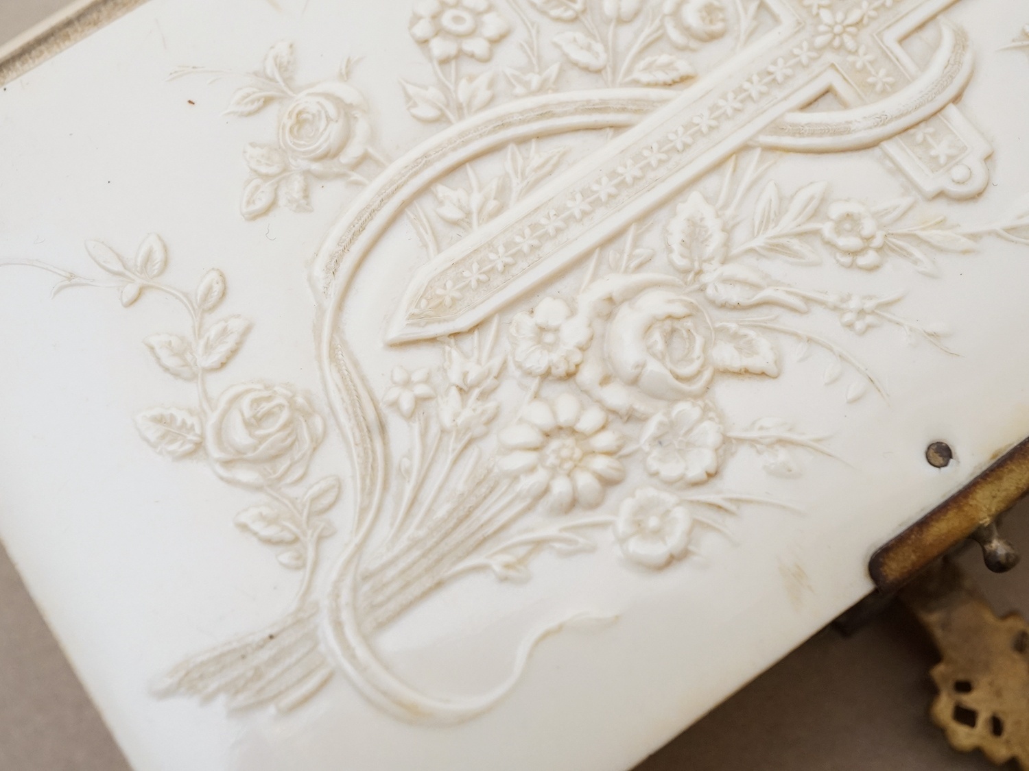 画像3: ＊蚤の市＊ 1901年 ミサ典書 薔薇のブーケ＆クロス 聖書  (3)