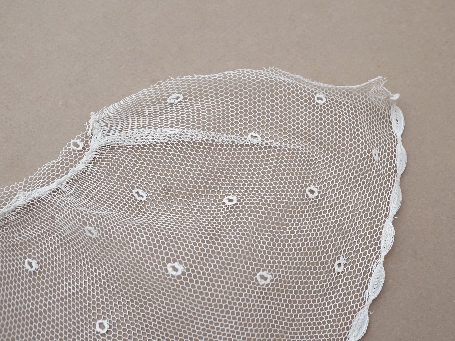 画像9: アンティーク 幅広 フリルレース 2.5m オフホワイト ドット刺繍入り チュールレース  幅11.5cm  (9)