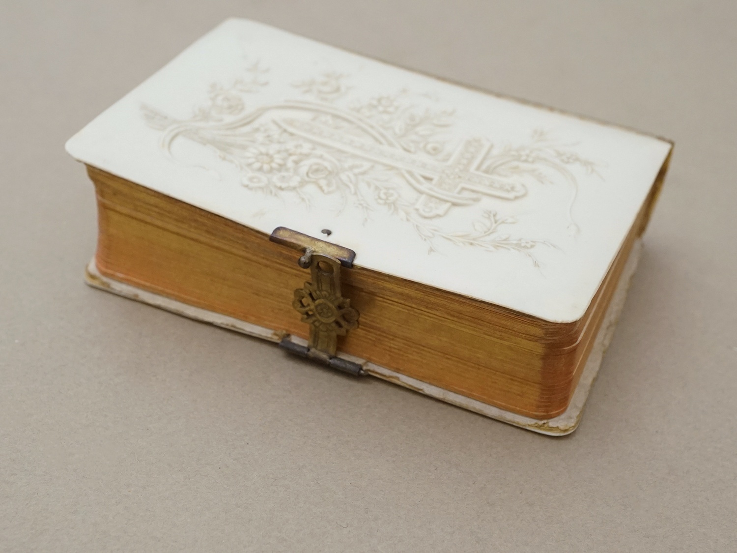 画像5: ＊蚤の市＊ 1901年 ミサ典書 薔薇のブーケ＆クロス 聖書  (5)