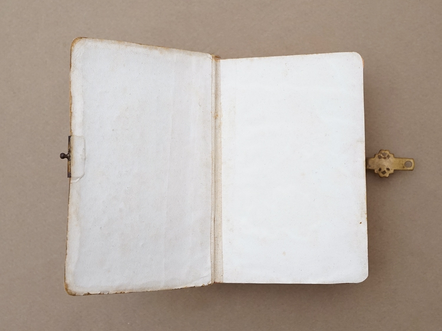 画像7: ＊蚤の市＊ 1901年 ミサ典書 薔薇のブーケ＆クロス 聖書  (7)