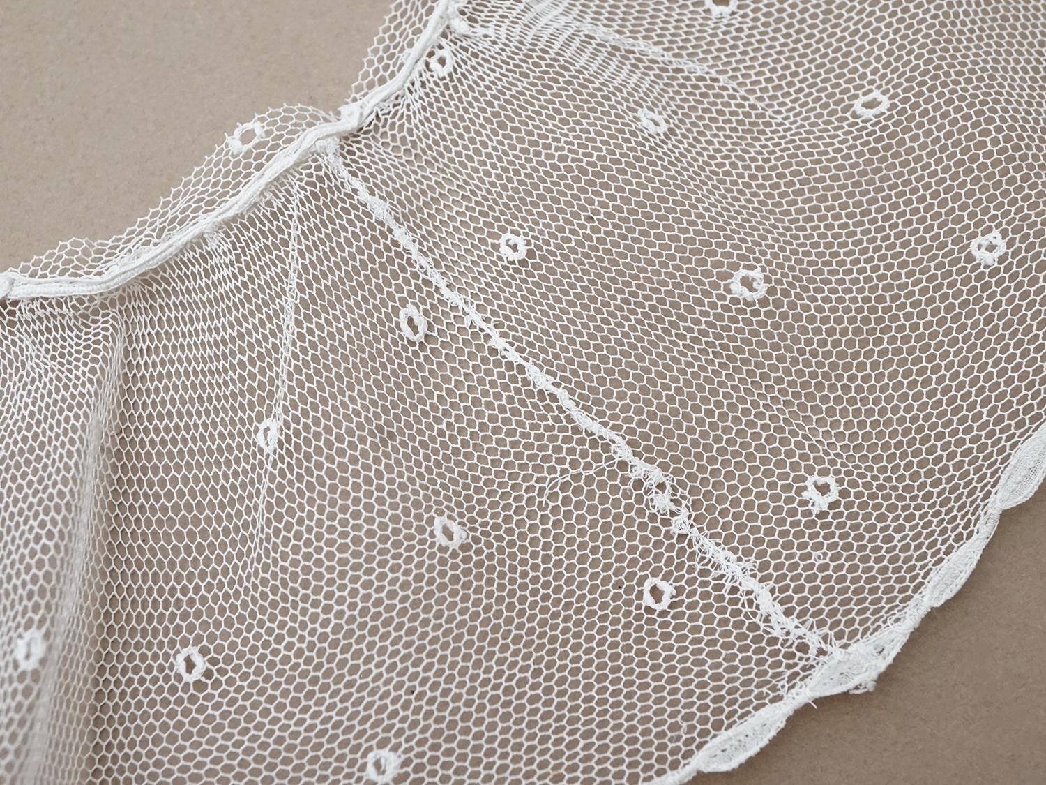 画像8: アンティーク 幅広 フリルレース 2.45m オフホワイト ドット刺繍入り チュールレース  幅11.5cm  (8)