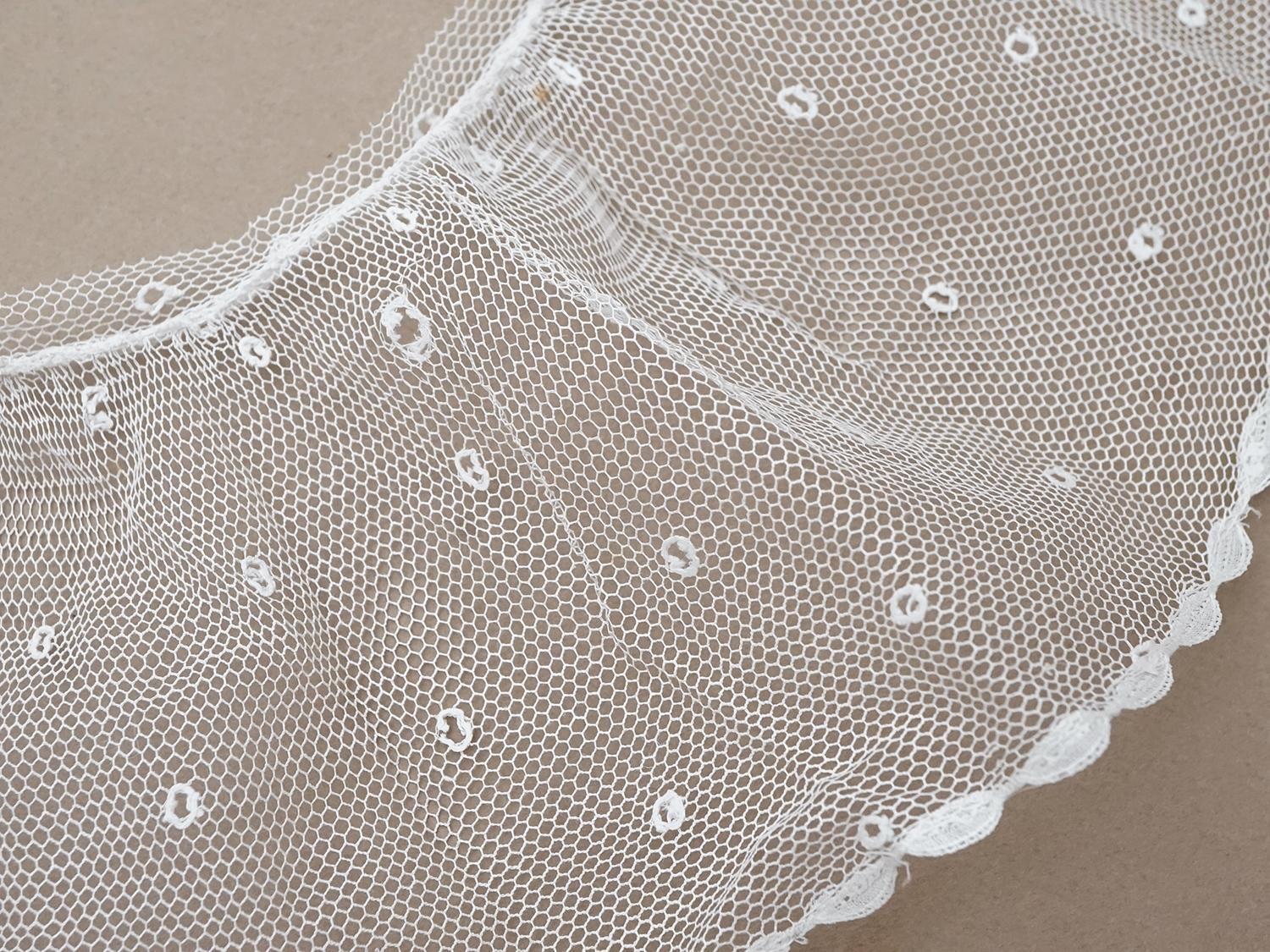 画像6: アンティーク 幅広 フリルレース 2.5m オフホワイト ドット刺繍入り チュールレース  幅11.5cm  (6)