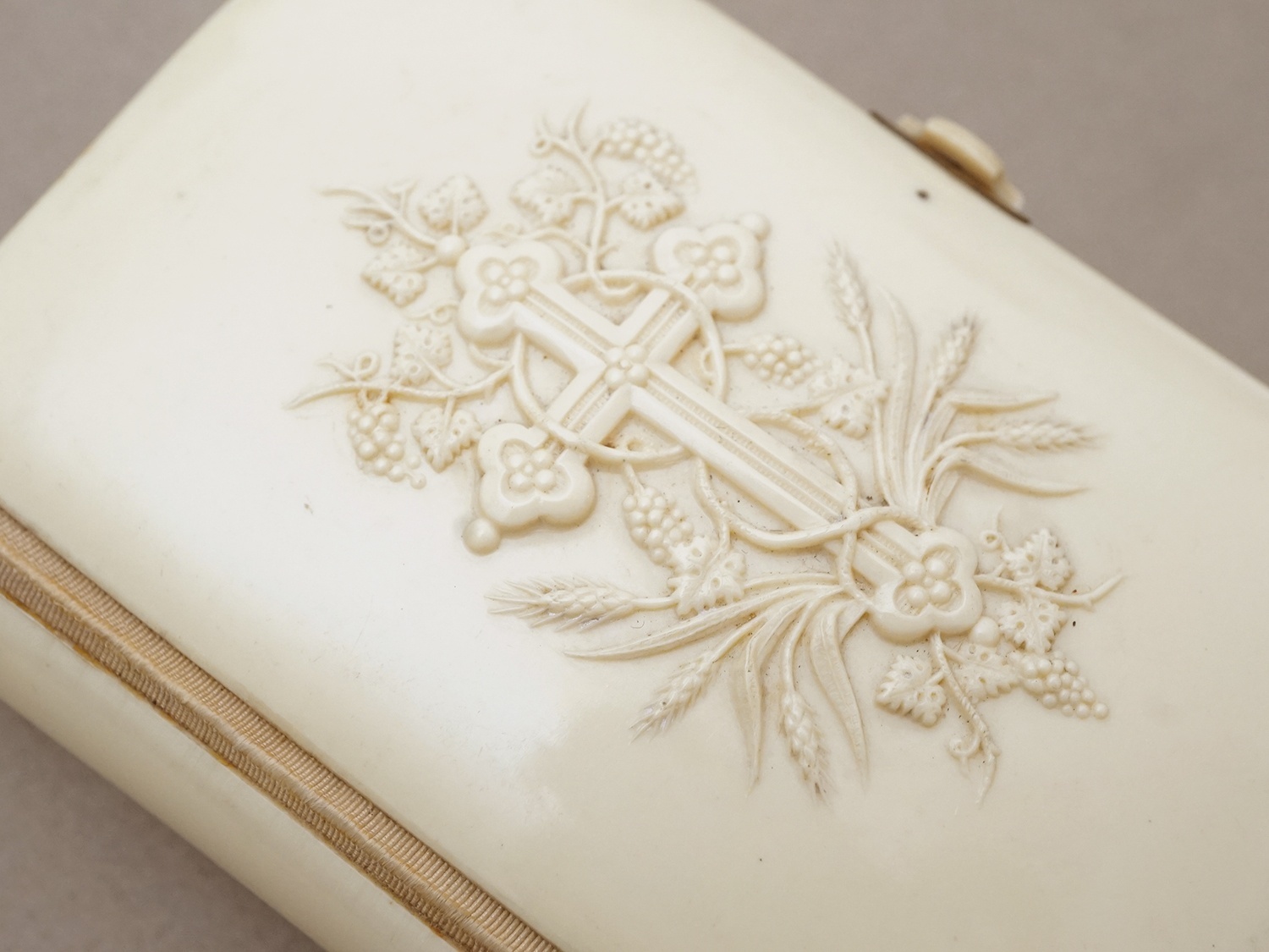 画像2: ＊蚤の市＊ 1889年 ミサ典書 クロス＆葡萄の木＆麦の穂 聖書  (2)