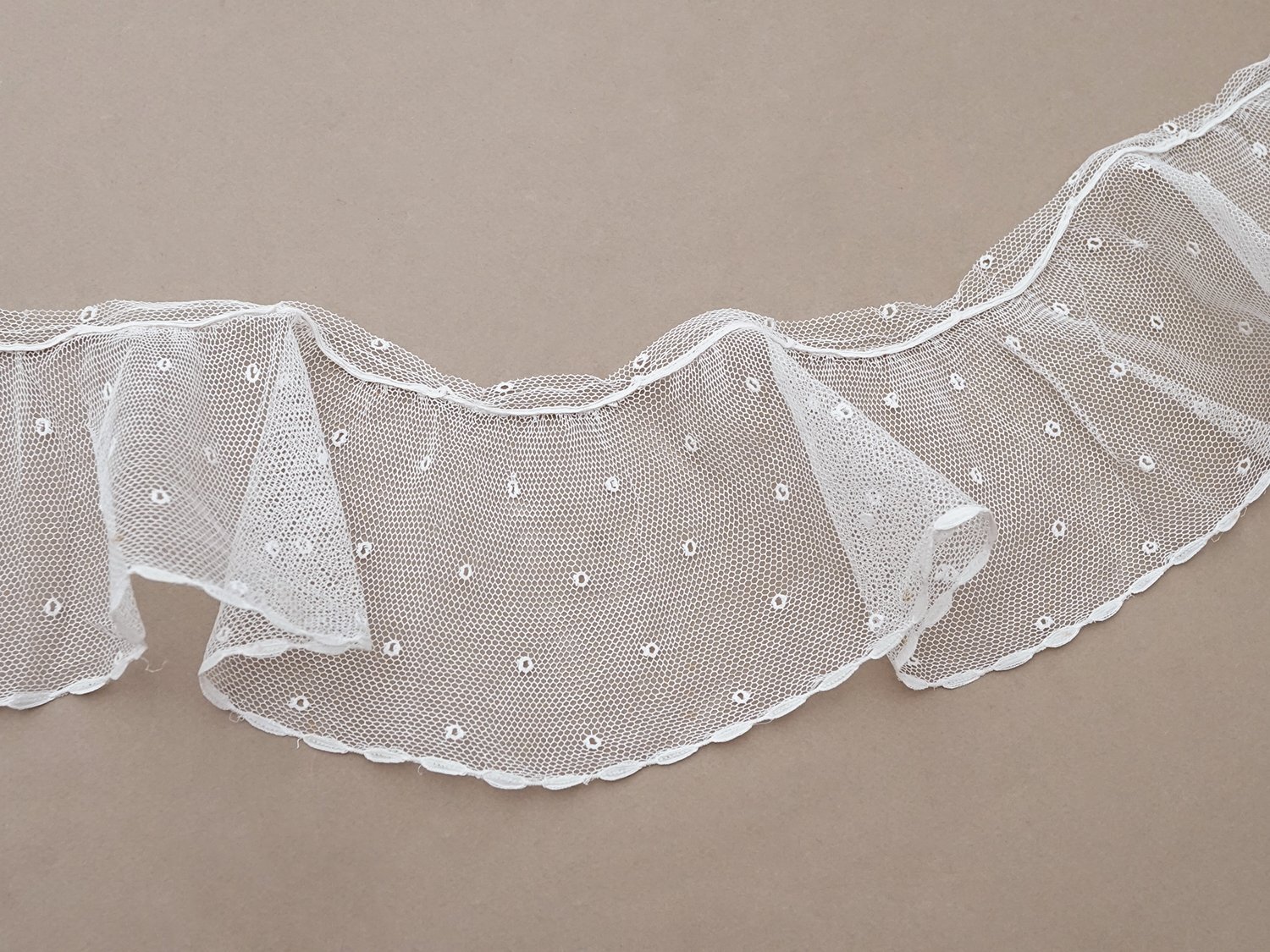 画像3: アンティーク 幅広 フリルレース 2.45m オフホワイト ドット刺繍入り チュールレース  幅11.5cm  (3)