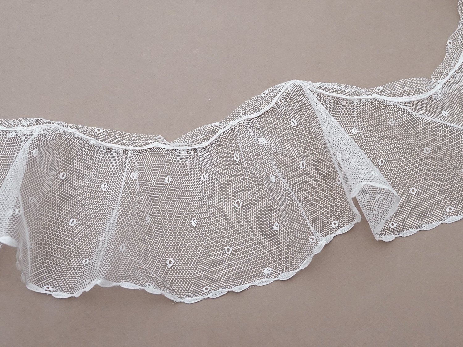 画像2: アンティーク 幅広 フリルレース 2.45m オフホワイト ドット刺繍入り チュールレース  幅11.5cm  (2)