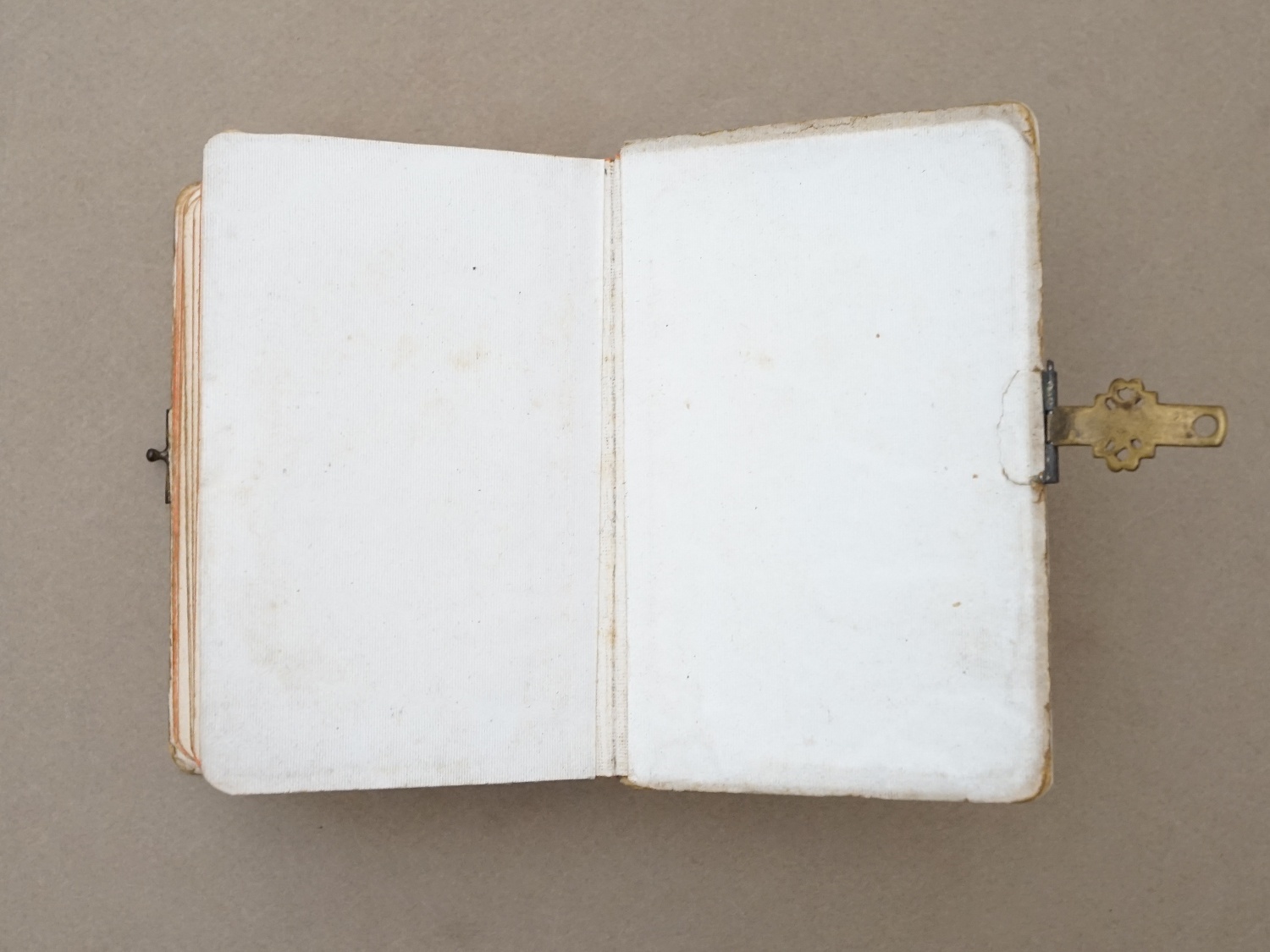 画像10: ＊蚤の市＊ 1901年 ミサ典書 薔薇のブーケ＆クロス 聖書  (10)