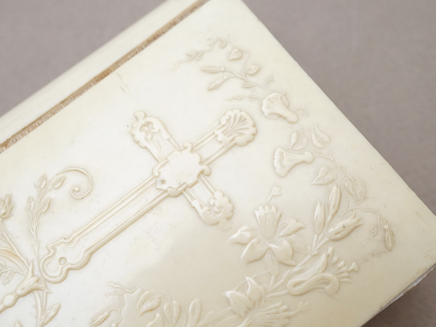 画像2: ＊蚤の市＊ 1906年 ミサ典書 クロス＆薔薇&鈴蘭の聖書  (2)