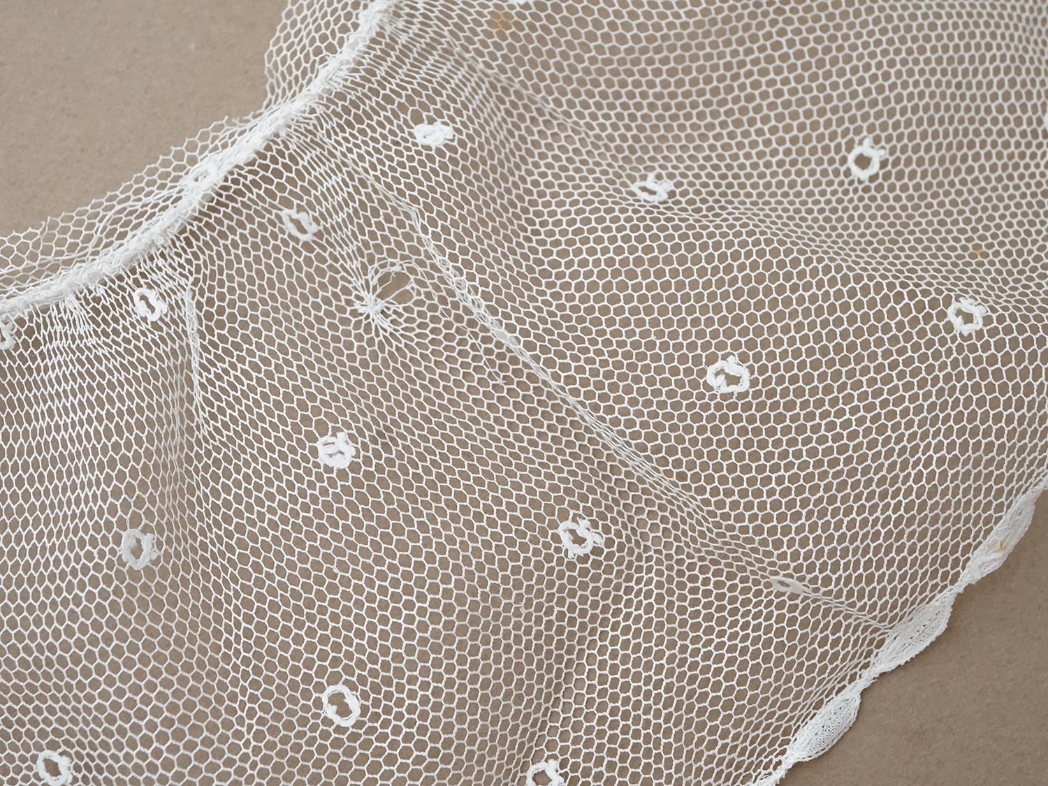 画像7: アンティーク 幅広 フリルレース 2.5m オフホワイト ドット刺繍入り チュールレース  幅11.5cm  (7)