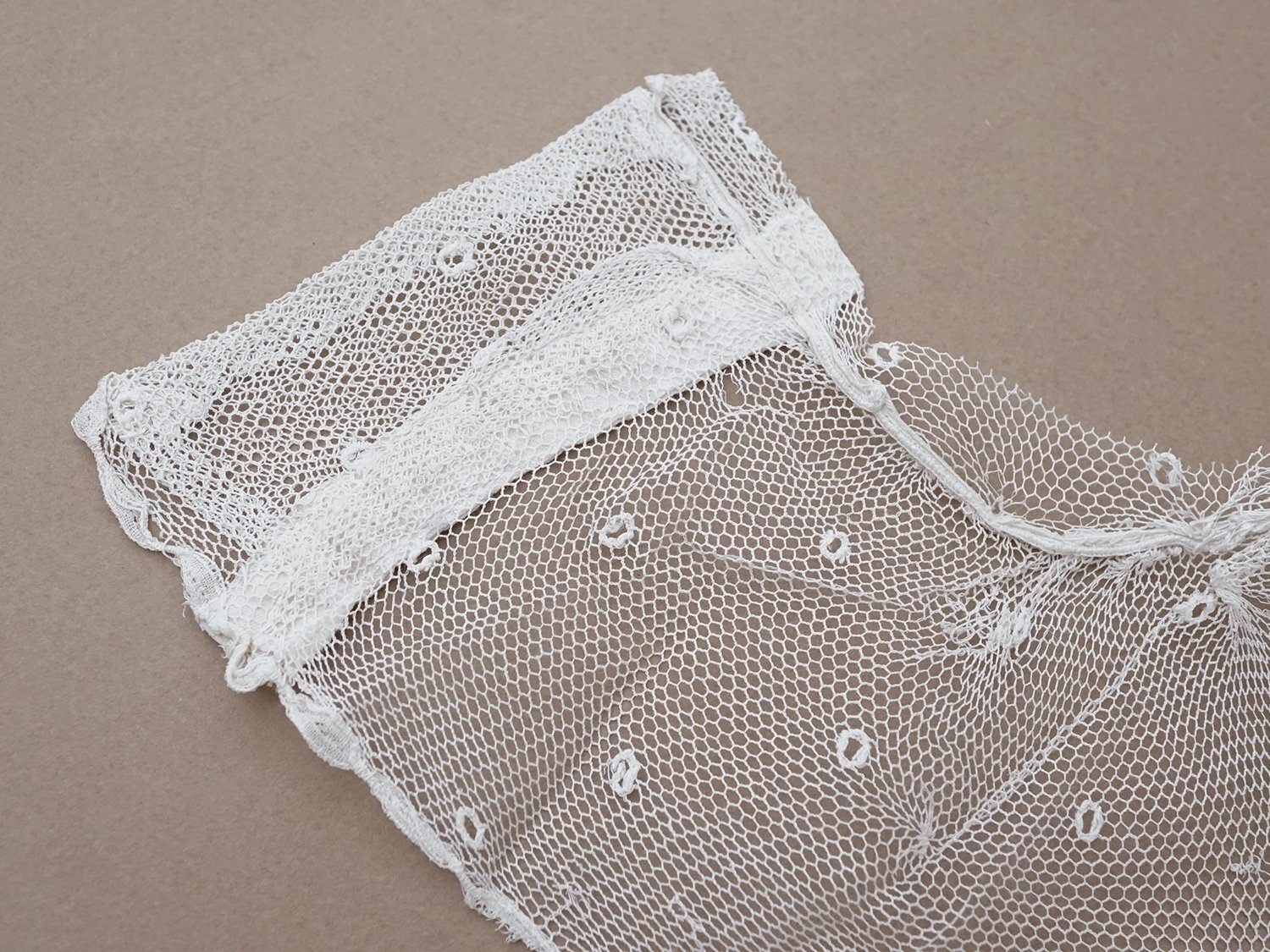 画像4: アンティーク 幅広 フリルレース 2.45m オフホワイト ドット刺繍入り チュールレース  幅11.5cm  (4)