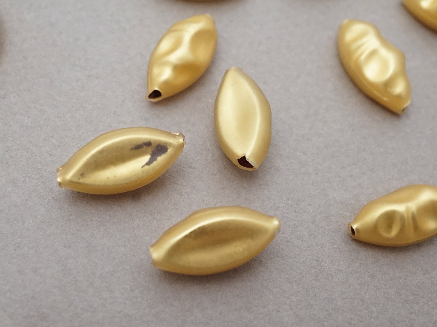 画像5: アンティーク スフレビーズ バロック ゴールド 約10×21mm 12ピースのセット マーキス型  吹きガラス製ビーズ (5)