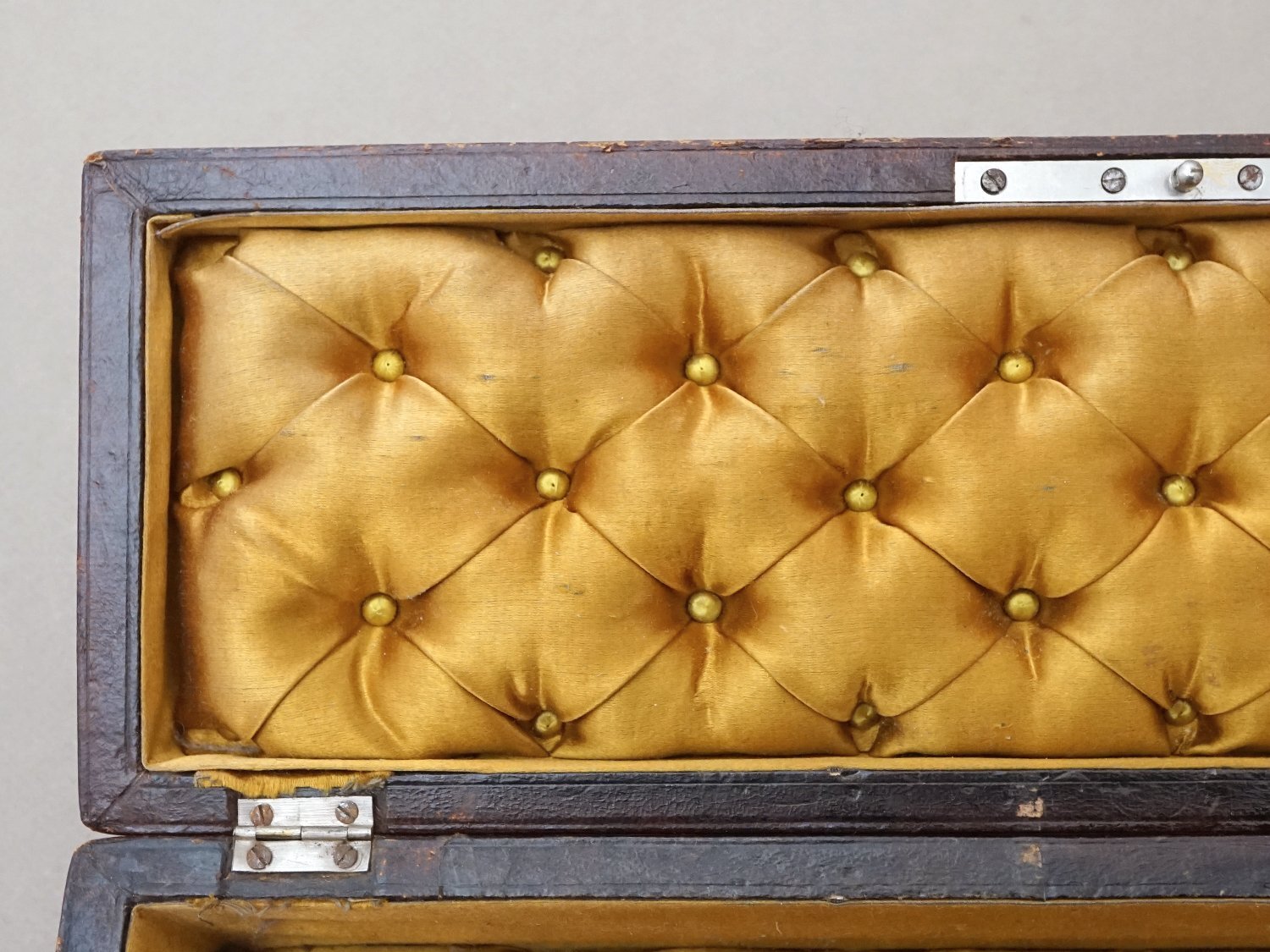 画像13: アンティーク 本革製 グローブボックス ゴールドのシルククッション ダークブラウン 鍵付き ロカイユ装飾 (13)